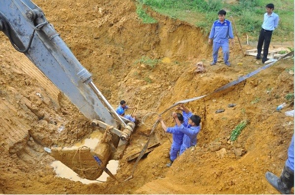 Mỗi lần đường ống nước sông Đà có vấn đề là hàng vạn hộ gia đình lại lao đao. (Ảnh: Internet)