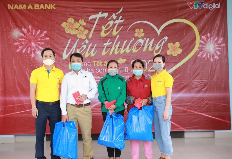 Nam A Bank mang tết ấm đến bà con vùng lũ tại Trà Leng và Rào Trăng