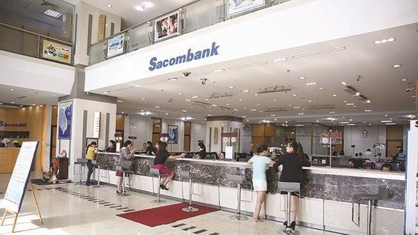 Khách hàng giao dịch tại Sacombank. Ảnh: Thành Hoa