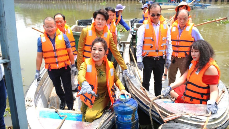 Công chúng bất ngờ với hình ảnh diễn viên – nghệ sỹ  hài Thúy Nga đi xuồng dọc kênh Thị Nghè vớt rác thải nhựa