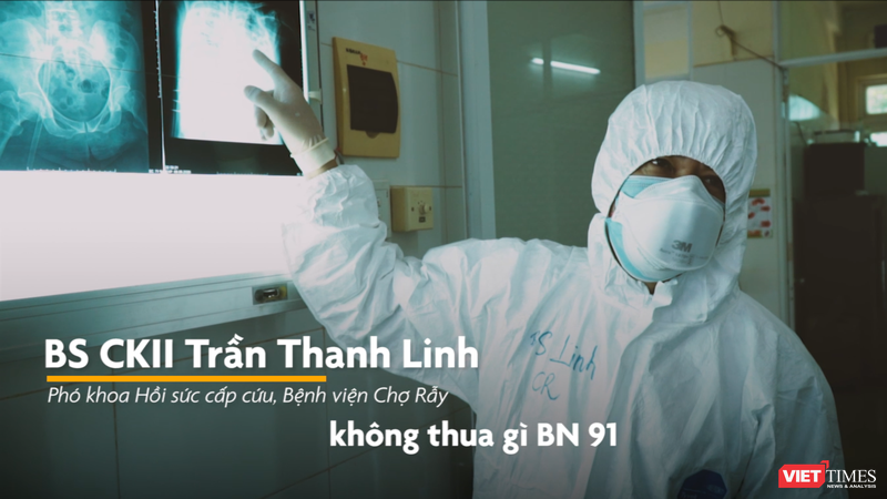 BS Trần Thanh Linh từ khu điều trị bệnh nhân nặng COVID-19 tại “tâm dịch” Đà Nẵng cho hay BN416 tổn thương phổi không thua gì BN91, tiên lượng nặng (Ảnh: Hòa Bình chụp màn hình video)