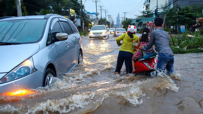 Triều cường gây ngập nặng, nhiều xe bị chết máy giữa đường (Ảnh: Quỳnh Danh)