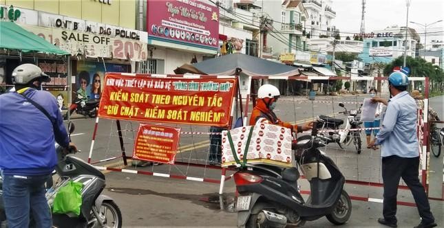 Chỉ những người có giấy đi đường mới được vào Vùng bình thường mới Quận 7 (Ảnh: Nguyên Anh) 