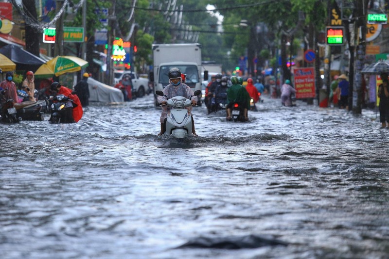 TP.HCM tiến hành nhiều giải pháp nhưng cứ mưa là ngập. Ảnh: Báo Thanh niên