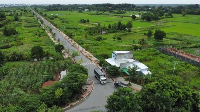 Đường bị nắn cong để qua nhà cán bộ ở Trà Vinh, vụ lùm xùm vẫn chưa thể giải quyết. Ảnh: NLD