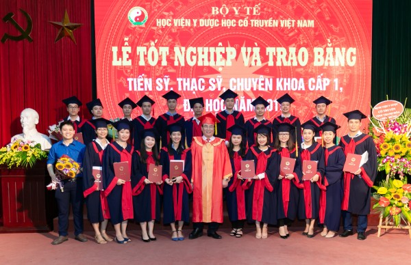 Giám đốc Học viện chụp ảnh lưu niệm cùng học viên tốt nghiệp sau đại học năm 2019.