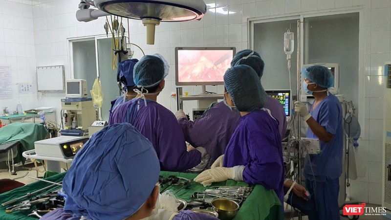 Các bác sĩ phẫu thuật cắt u gan nội soi cho bệnh nhân.