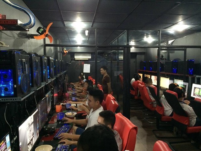 Dù ngồi trong phòng kín, nhưng áo ấm cũng không đủ ngăn được cái rét len lỏi khắp nơi. Game thủ này đã phải đắp thêm cho mình một chiếc chăn mỏng để có thể tiếp tục bám trụ.