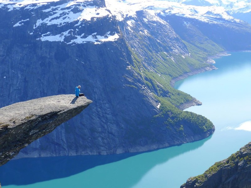 1. Mỏm đá Trolltunga (Lưỡi quỷ Na Uy) – Na Uy.