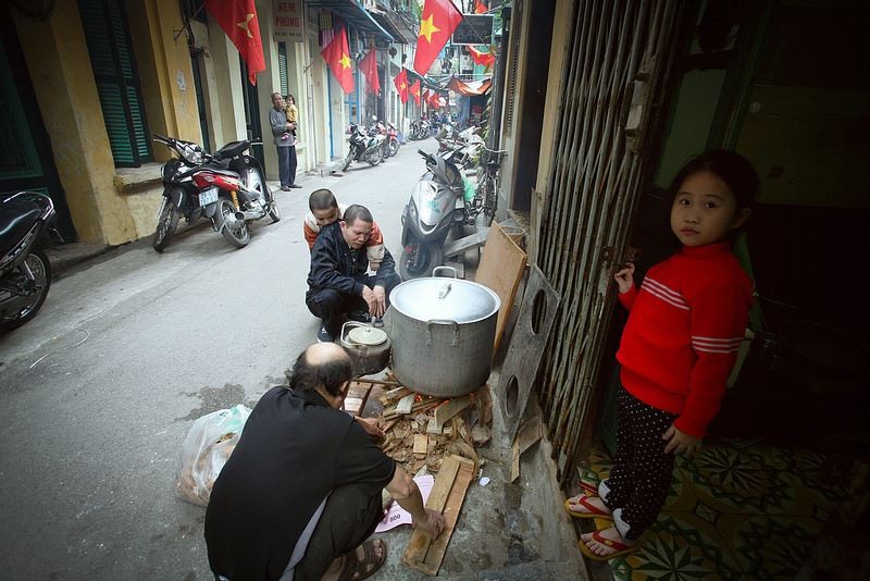 Một gia đình Hà Nội luộc bánh chưng. Ảnh:Nguyễn Cảnh Tùng