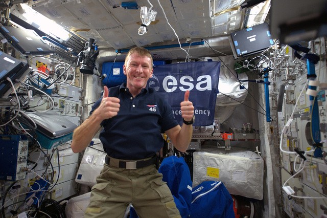 Tim Peake chụp bức ảnh đầu tiên trên ISS