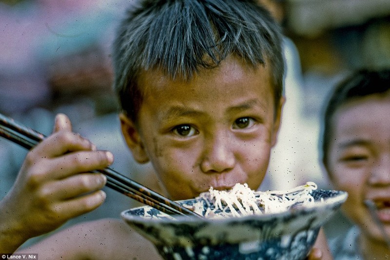 Em bé Mỹ Tho mặt lấm lem hào hứng với tô bún.