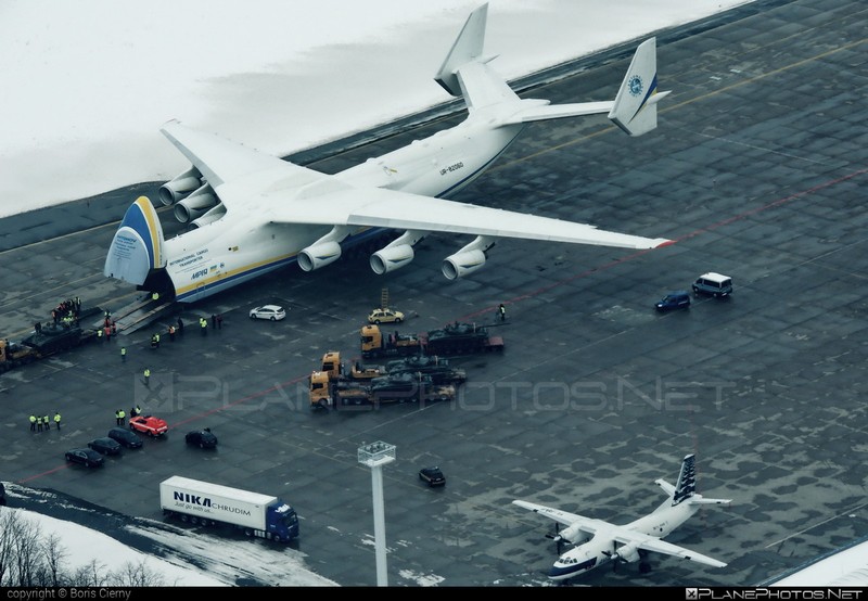 Chiếc phi cơ lớn nhất thế giới Antonov-225 Mriya, đã hạ cánh ở Perth, Australia trước sự hò reo chào đón nồng nhiệt của 20.000 người dân xứ sở chuột túi vào sáng 15/5. Máy bay chở hàng của Ukraine được thiết kế từ thập niên 80 của thế kỷ trước ở thời kỳ L