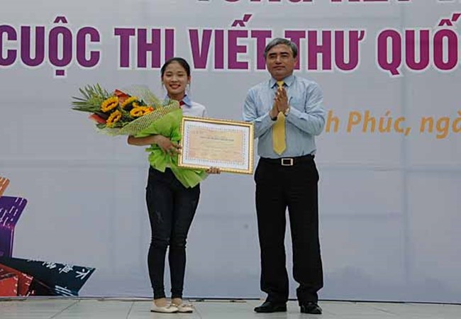 Thứ trưởng Bộ TT&TT Nguyễn Minh Hồng trao giải Nhất cho em Nguyễn Thị Thu Trang, học sinh lớp 9B, trường THCS Nguyễn Trãi, huyện Nam Sách, tỉnh Hải Dương