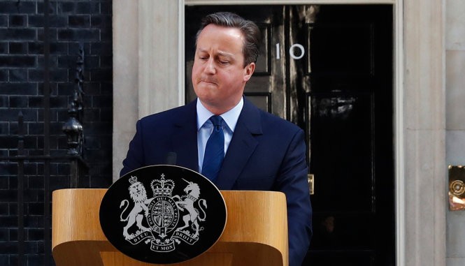 Thủ tướng Anh David Cameron phát biểu bên ngoài số 10 Downing - Ảnh: REUTERS