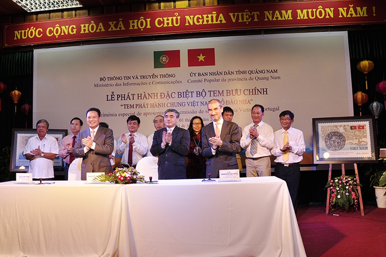  Thứ trưởng Nguyễn Minh Hồng (đứng giữa) tại Lễ ký phát hành đặc biệt bộ tem