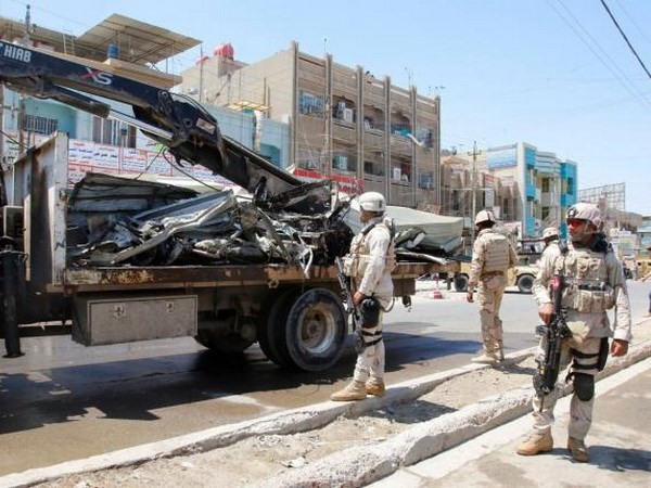 Lực lượng an ninh Iraq đứng canh gác sau một vụ đánh bom tại phía Bắc Baghdad, Iraq ngày 30/5 vừa qua. (Nguồn: Reuters)