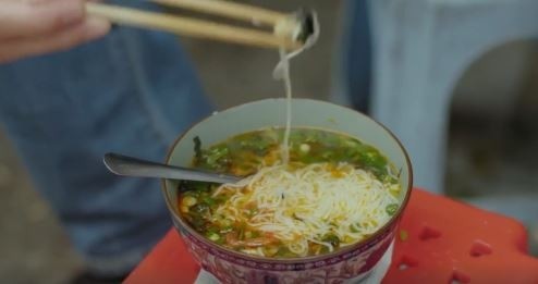 Đầu bếp Anthony Bourdain mê mệt món bún ốc: "Ở đây họ có cách chế biến ngon hơn bất kỳ quán ăn nào khác"