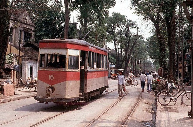 Trong ảnh của Hans Overlemans cách đây vài chục năm, Hà Nội vẫn còn hình ảnh với tàu điện chạy dưới bóng cây xanh.