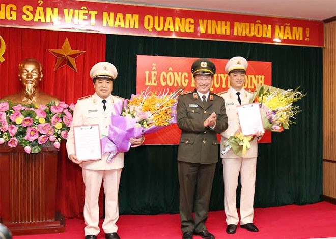 Thượng tướng Nguyễn Văn Thành, ủy viên Trung ương Đảng, Thứ trưởng Bộ Công an trao Quyết định và tặng hoa chúc mừng 02 đồng chí Phó Tổng cục trưởng Tổng cục Cảnh sát. 