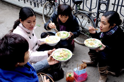 Một số hàng, quán ăn mở sớm trong những ngày Tết bán mức giá gấp vài lần so với ngày thường. Ảnh: PV