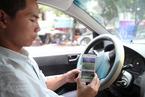 Nhiều ý kiến cho rằng Uber, Grab đang kinh doanh thiếu bình đẳng với taxi truyền thống. Ảnh minh hoạ: internet.