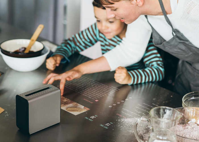 Xperia Touch được trang bị một cảm biến hồng ngoại để nhận diện thao tác người dùng.