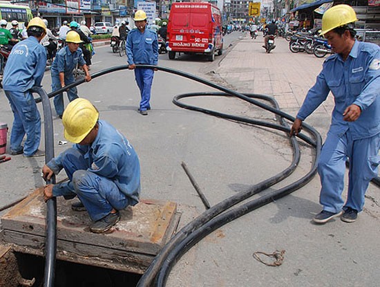 Cuối năm ngoái, UBND Thành phố đã phê duyệt danh mục 60 tuyến phố triển khai hạ ngầm hệ thống đường dây viễn thông và đường dây điện lực trung, hạ áp trên địa Hà Nội - đợt 1 năm 2017. Ảnh minh hoạ: Internet