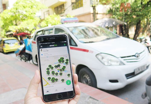 Kinh doanh taxi có lợi thế lớn là đón khách ở ngoài đường không cần đặt trước. Hành khách dễ dàng nhận biết xe taxi, đây lợi thế của xe taxi mà xe hợp đồng muốn cũng không thể có được.