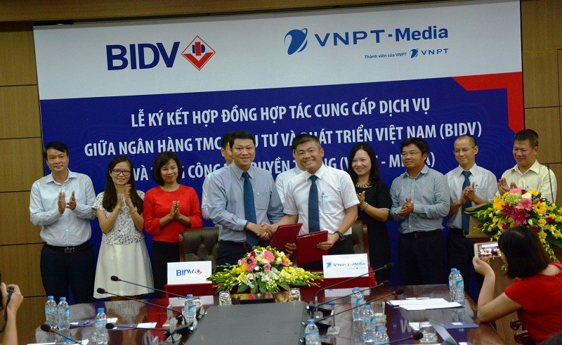 Ông Ngô Diên Hy,Tổng giám đốc VNPT-Media và ông Lê Ngọc Lâm, Phó Tổng giám đốc BIDV cùng ký kết văn bản. Ảnh: K.N