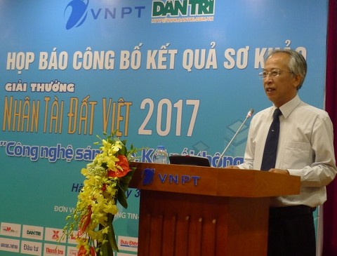 Ông Nguyễn Long, Tổng thư ký Hội Tin học Việt Nam, Chủ tịch Hội đồng Sơ khảo đánh giá về các sản phẩm lọt vào Chung khảo Nhân tài Đất Việt 2017. Ảnh: Dân Trí.