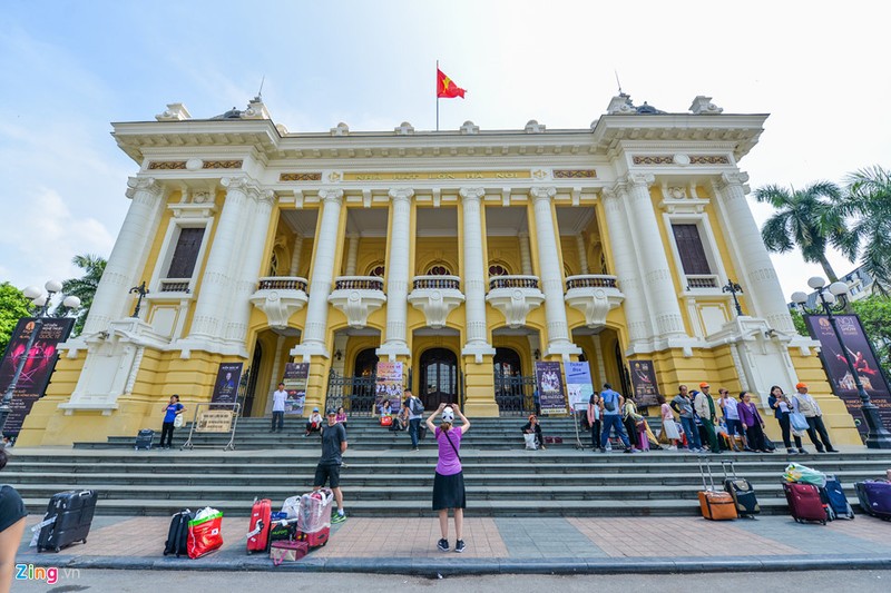 Nhà hát Lớn Hà Nội có chiều dài 87 m, bề ngang trung bình 30 m, phần đỉnh mái cao nhất 34 m so với nền đường, diện tích xây dựng khoảng 2.600 m2.