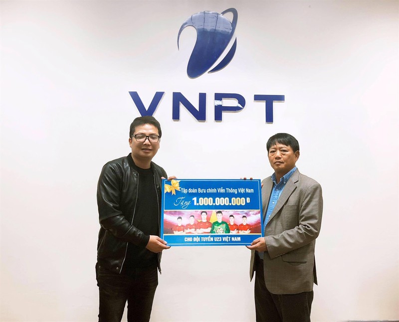 Phó Tổng Giám đốc VNPT Lương Mạnh Hoàng công bố số tiền tặng thưởng 1 tỷ đồng dành cho đội tuyển U23 Việt Nam trước sự chứng kiến của đại diện báo Dân trí.