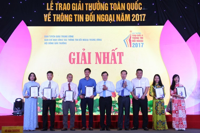 Phó Thủ tướng Phạm Bình Minh và Trưởng Ban Tuyên giáo TW Võ Văn Thưởng trao Giải Nhất cho các tác giả, nhóm tác giả.