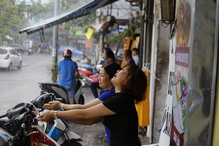 Hà Nội, từ chiều mai, có mưa rào và dông; trong mưa dông có khả năng xảy ra gió giật mạnh.