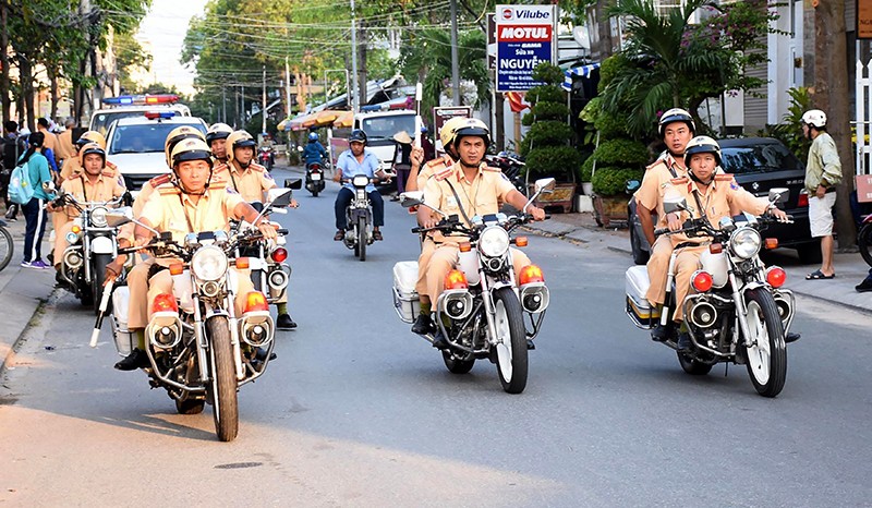 Trên các lĩnh vực giao thông đường bộ, đường sắt, đường thủy, CSGT tập trung lực lượng tuần tra kiểm soát, xử lý nghiêm các hành vi vi phạm trật tự an toàn giao thông.