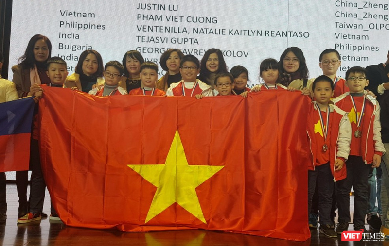 Các học sinh trường Tiểu học Thăng Long nhận huy chương tại WMTC lần thứ 10 tại Seoul – Hàn Quốc.
