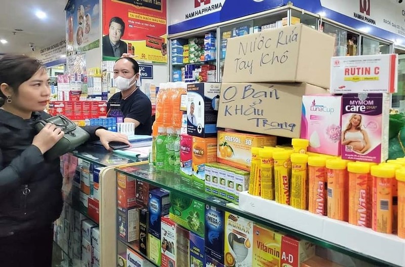 Sau 1 đêm, chợ thuốc lớn nhất Hà Nội đồng loạt đặt biển 'không bán khẩu trang, miễn hỏi'. Ảnh: Facebook.