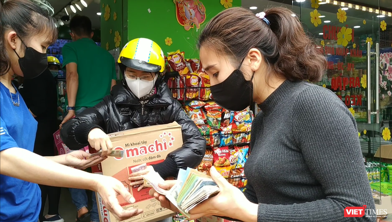 Mì tôm, gạo, bánh kẹo là những mặt hàng có sức tiêu thụ tăng vọt trong những ngày này. Ảnh: Anh Lê