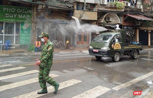 Phun khử trùng trên phố Trúc Bạch, sau khi phát hiện ca nhiễm COVID-19 sinh sống tại đây. Ảnh: Bình An