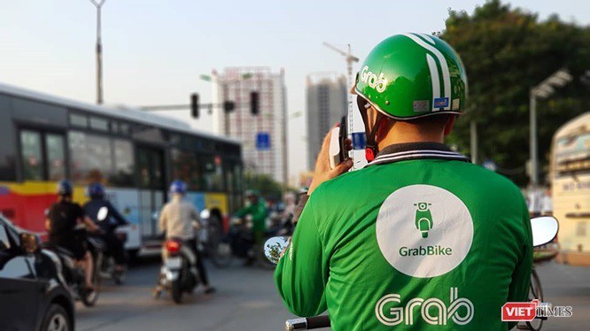 Tài xế GrabBike vừa lái xe vừa thực hiện cuộc gọi là lỗi phổ biến. 