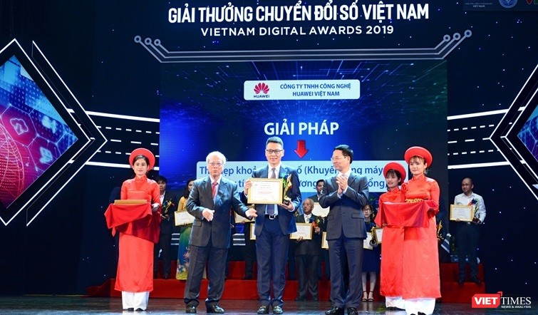 Bộ trưởng Bộ TT&TT Nguyễn Mạnh Hùng (bên phải) và GS. TSKH Đỗ Trung Tá trao giải thưởng Chuyển đổi số Việt Nam (Ảnh tư liệu, chụp năm 2019).