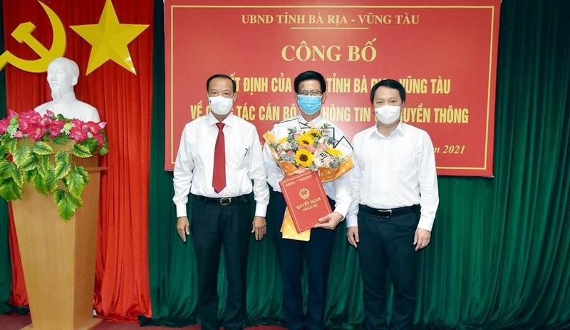 Ông Lê Văn Tuấn (giữa) nhận quyết định phân công chức vụ Giám đốc Sở TT-TT tỉnh Bà Rịa – Vũng Tàu từ ông Nguyễn Huy Dũng - Thứ trưởng Bộ TT-TT (phải) và ông Nguyễn Văn Thọ - Chủ tịch UBND tỉnh (trái).