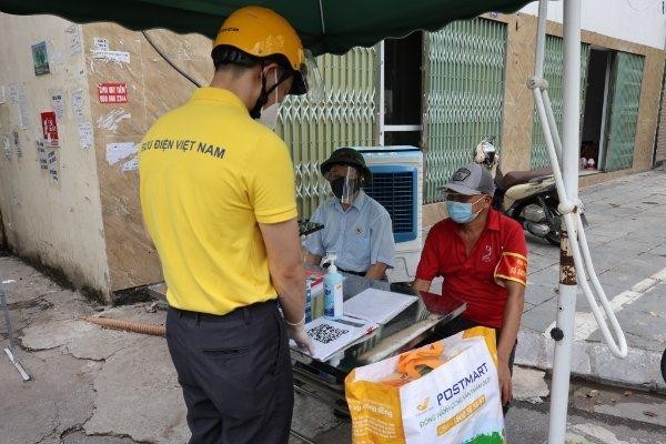 Quá trình chuyển phát SGK được thực hiện nghiêm túc theo các quy định về phòng chống dịch của ngành Y tế và địa phương.