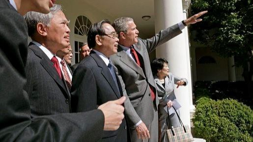 Sau cuộc gặp trong phòng Bầu dục, ông Bush hướng dẫn Thủ tướng Phan Văn Khải và đoàn đại biểu Việt Nam thăm Vườn Hồng, Nhà Trắng. Ảnh: website Nhà Trắng