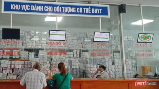Bệnh nhân tới đăng ký khám, chữa bệnh BHYT tại Bệnh viện đa khoa TP. Vinh (Nghệ An).