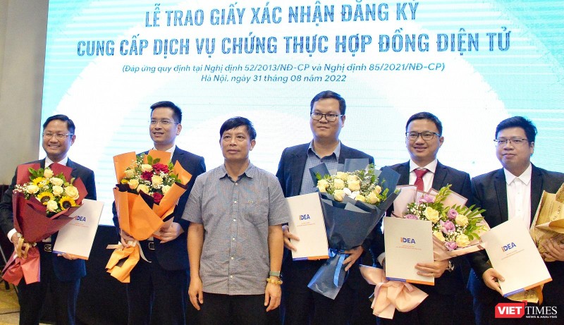 Cục trưởng Cục Thương mại điện tử và Kinh tế số Đặng Hoàng Hải trao Giấy xác nhận đăng ký cung cấp dịch vụ chứng thực hợp đồng điện tử cho 5 doanh nghiệp 