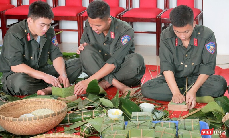 Trung tâm tổ chức gói bánh chưng, chuẩn bị cành đào, mâm ngũ quả sẵn sàng đón Xuân Quý Mão 2023.