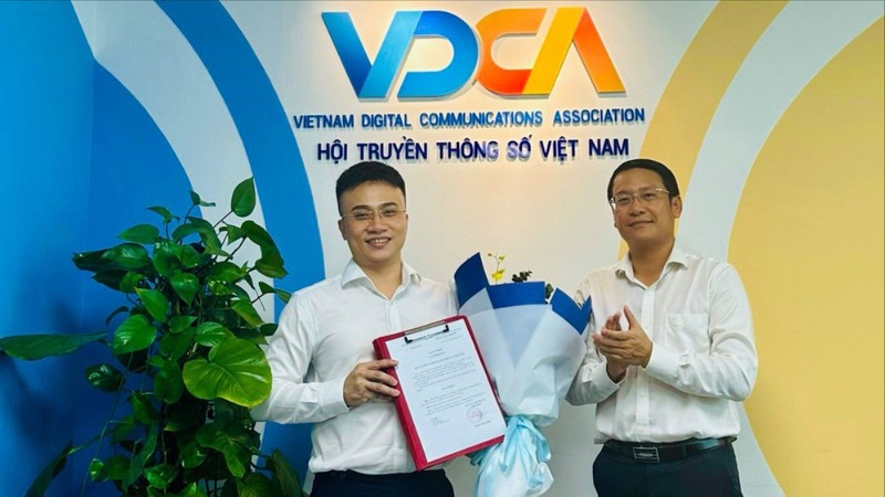 Phó Chủ tịch kiêm Tổng thư ký VDCA Vũ Kiêm Văn trao Quyết định bổ nhiệm cho ông Phan Đức Hùng.