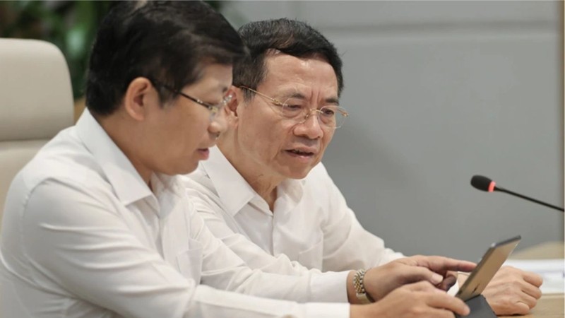 Bộ trưởng Nguyễn Mạnh Hùng và Cục trưởng Cục Báo chí Lưu Đình Phúc sử dụng hệ thống trợ lý ảo của Cục Báo chí.